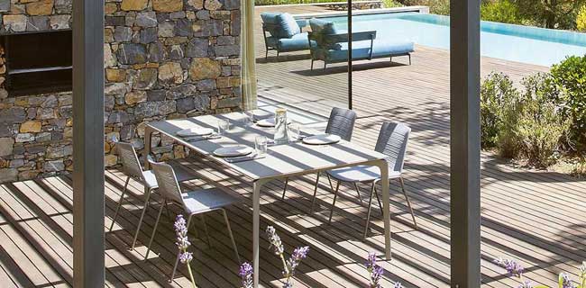 fast Tisch Allsize Gartentisch mit Stühlen auf Terrasse