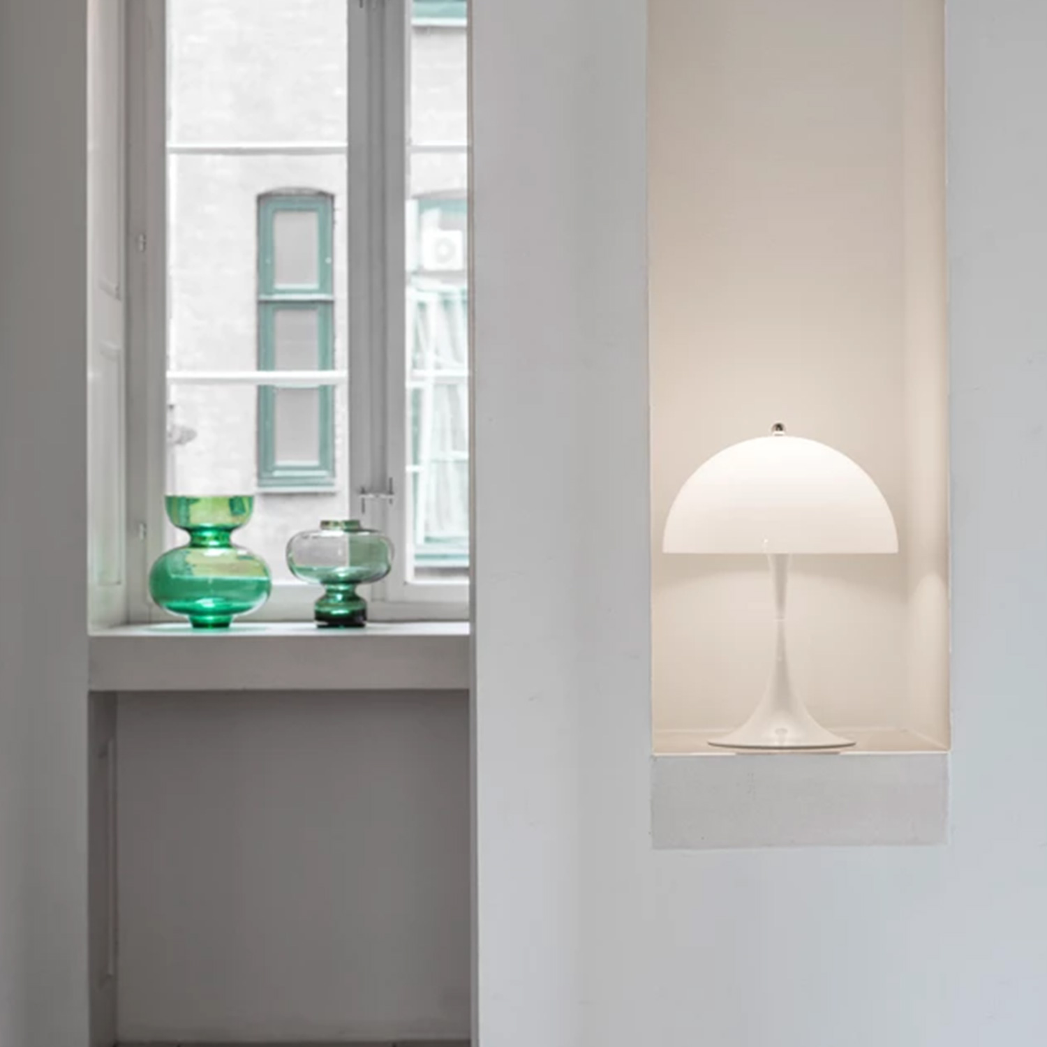 Louis Poulsen - Panthella 250 Tischleuchte opal blass-blau