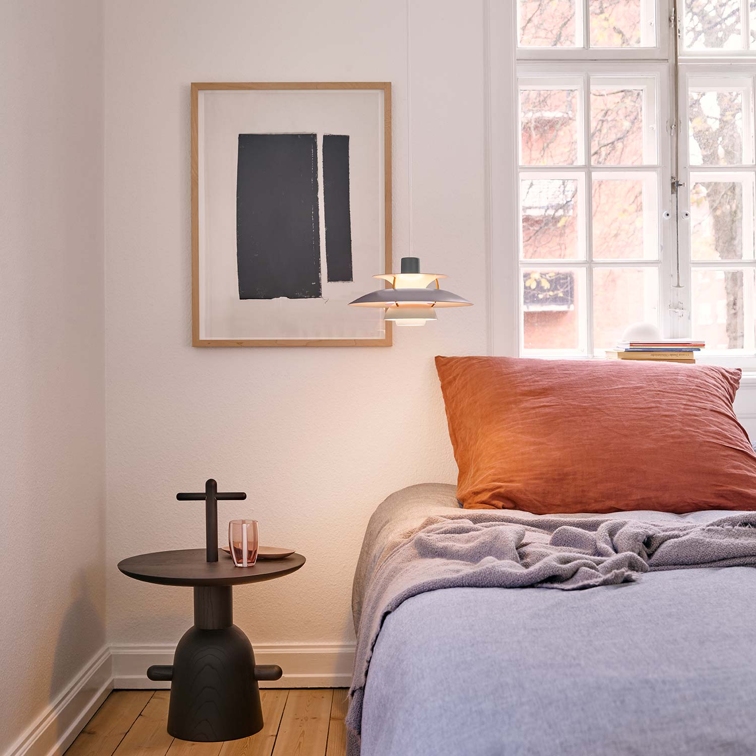 Louis Poulsen PH5 Mini Pendelleuchte am bett 106229