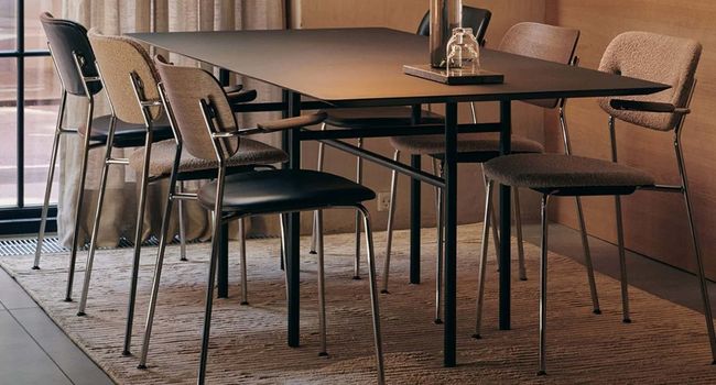 Audo Möbel Co Dining Chair mit Armlehne & Polster an Tisch