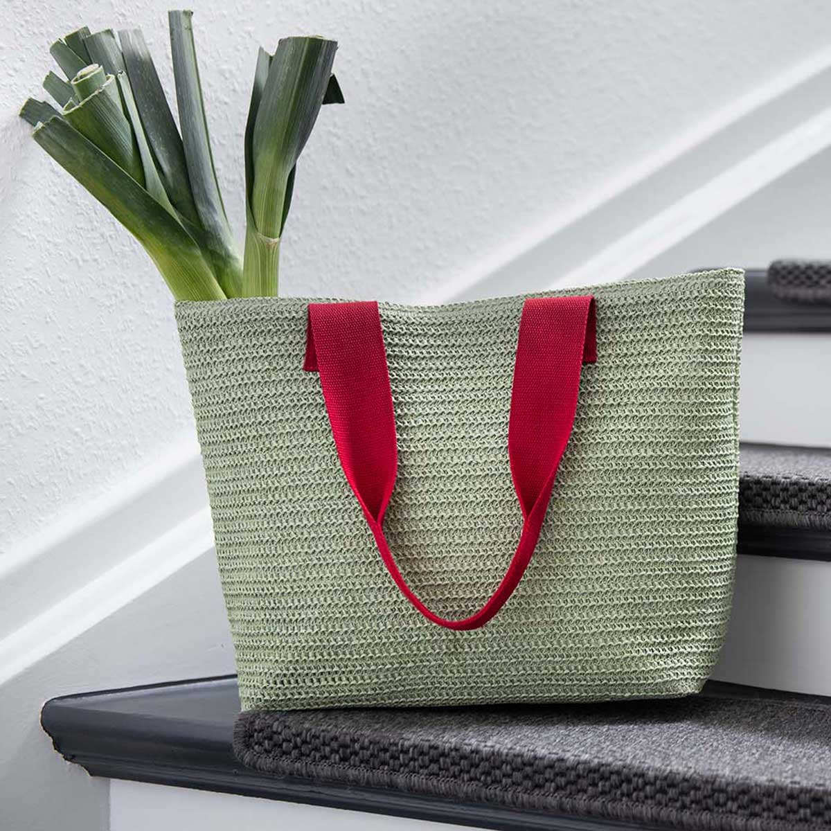 remember korbtasche limegruen auf treppe 79774