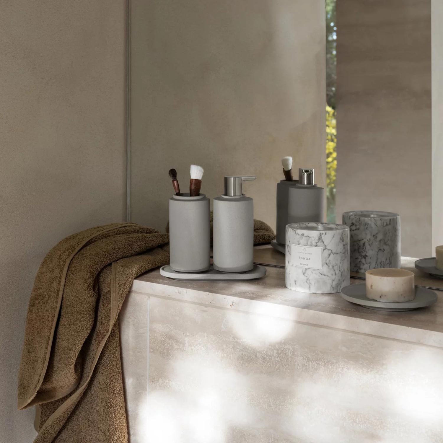 blomus CRETO Ablageschale micro chip 65497 auf Ablage im Bad herausgezoomt 104896