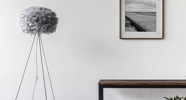 UMAGE Stehlampe EOS Leuchte light grey inkl. Tripod neben Bank