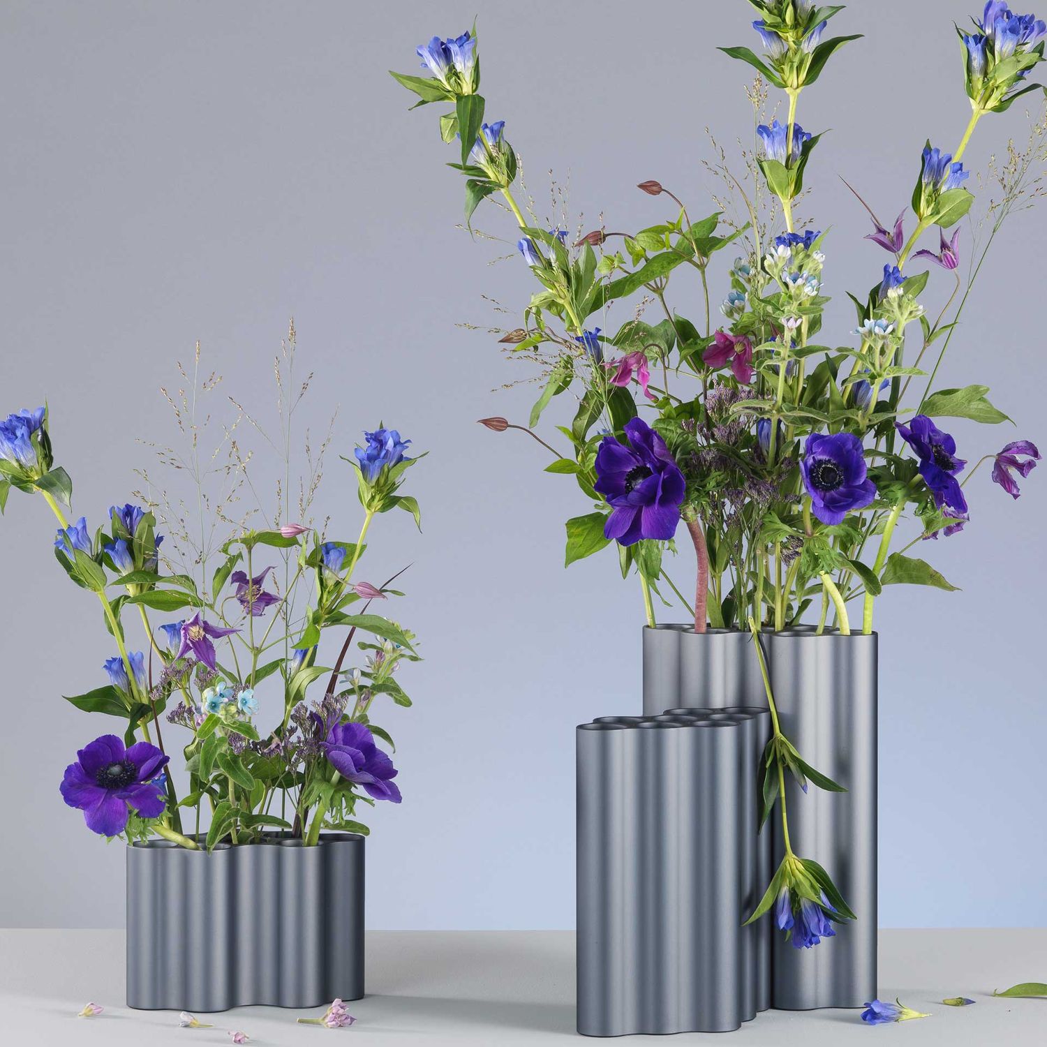 Vitra - Nuage Vase small stahlblau eloxiert