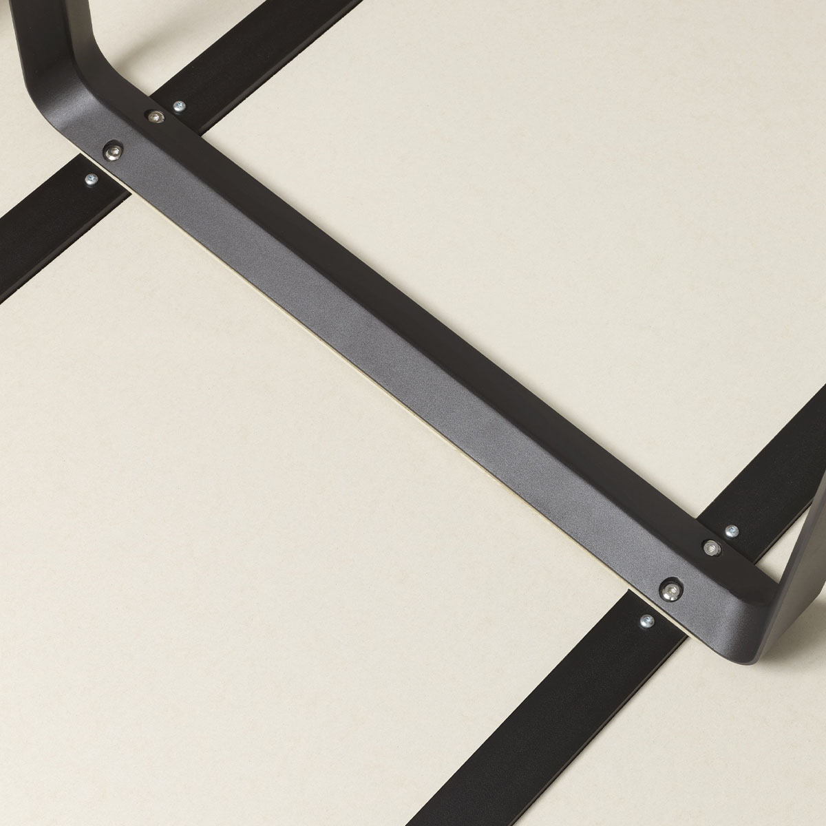 muuto 70 70 tisch close up 57385