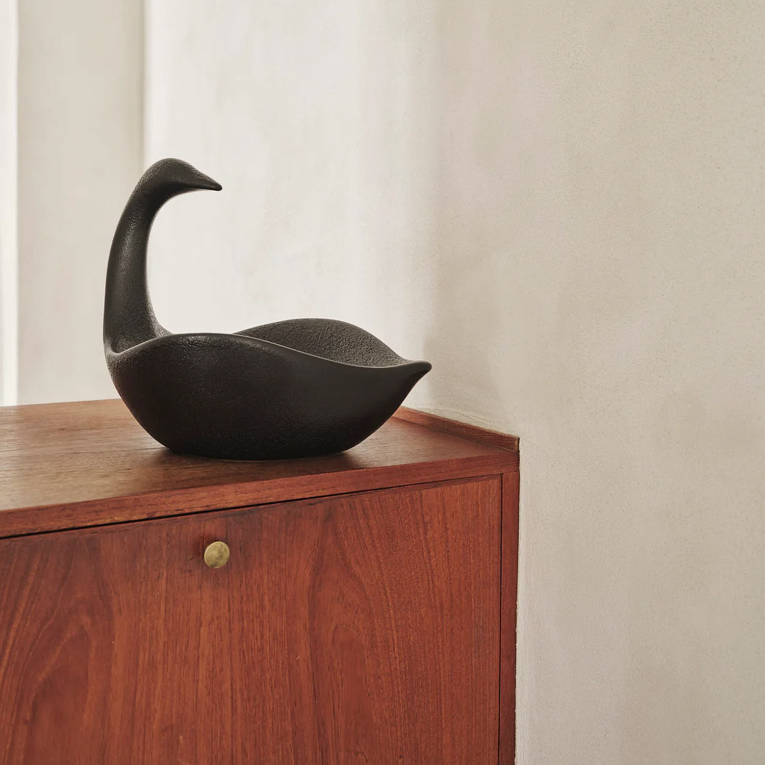 ferm LIVING Swan Tischdekoration schwarz 1104270029 auf Kommode 104326