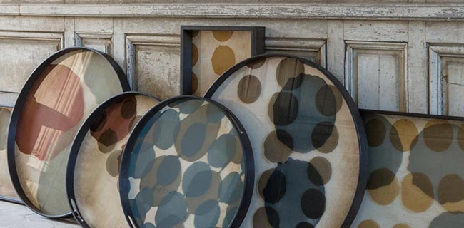 Ethnicraft Möbel Notre Monde Tabletts an Wand