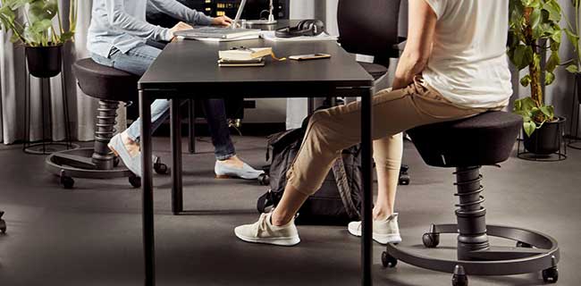 Aeris Swopper schwarz mit Rollen im Büro