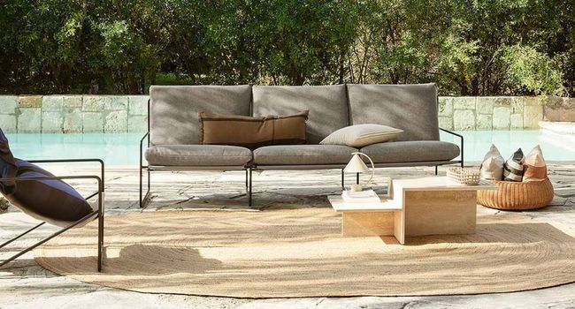 Ferm Living Desert Desert 3-Sitzer Sofa vor Swimmingpool